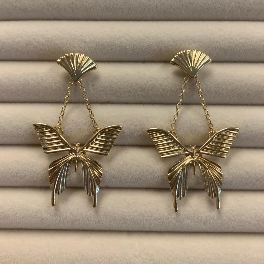 🦋 Golden Butterfly Dangle Earrings - Picture 6 of 9